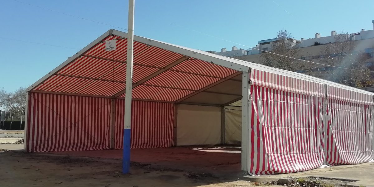 Montaje de casetas en la Feria de Sevilla